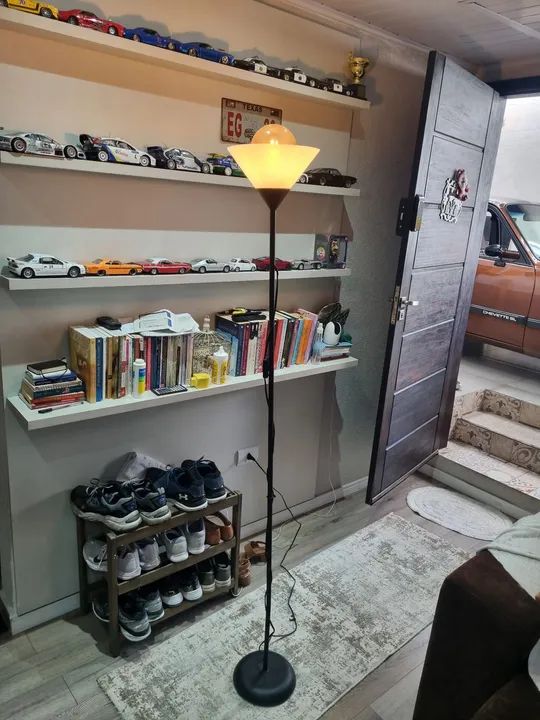 Luminária de chão com abajur em formato de cúpula