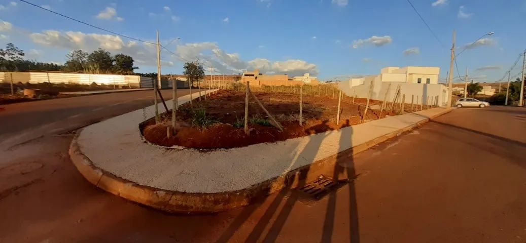 Lote bairro Chácaras Caicaras 4 (Patos de Minas) de 590m2 de esquina