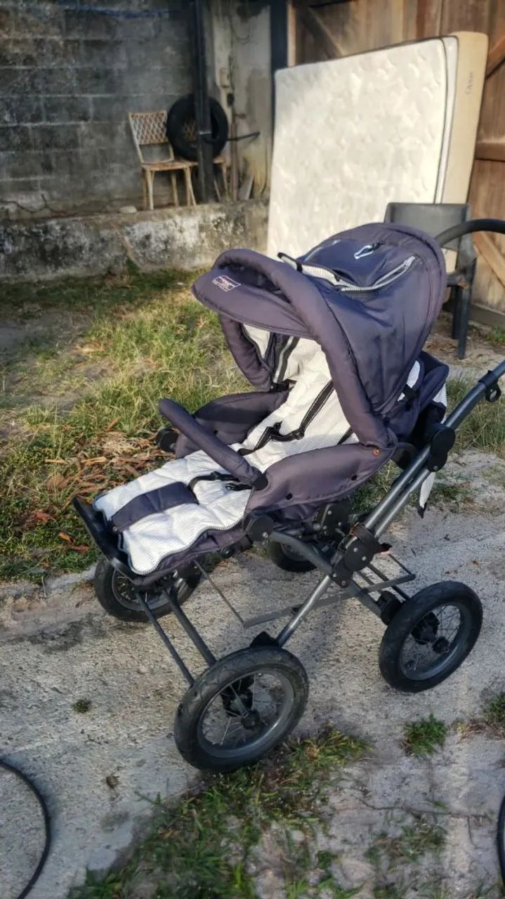 Carrinho bebê +bebê conforto. 