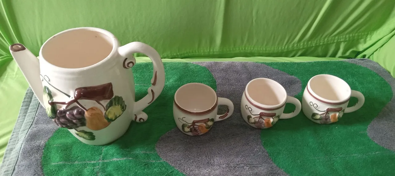 Conjunto de bule e xícaras decorativo com 3 xícaras
