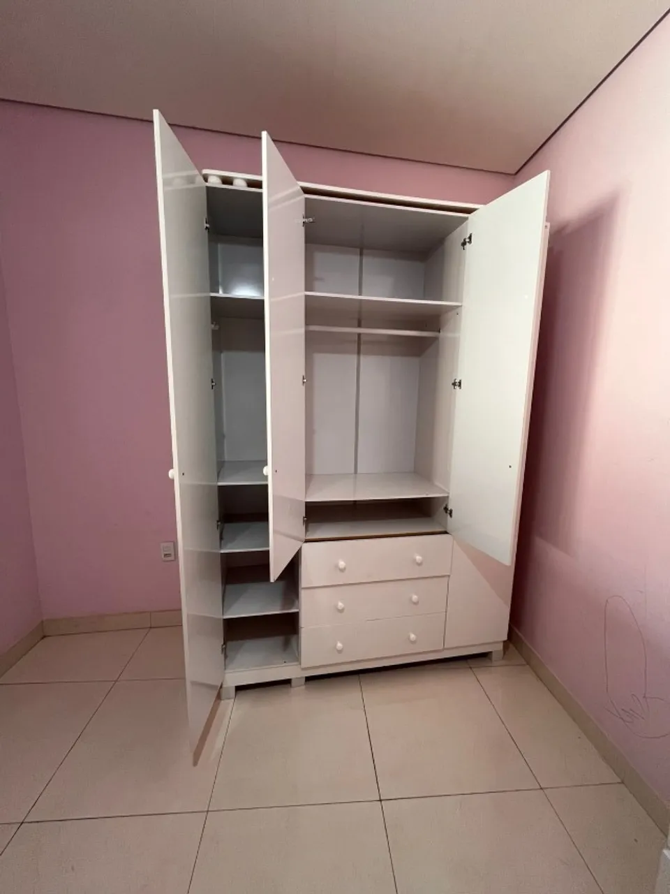 Vendo Guarda Roupa Infantil muito conservado.