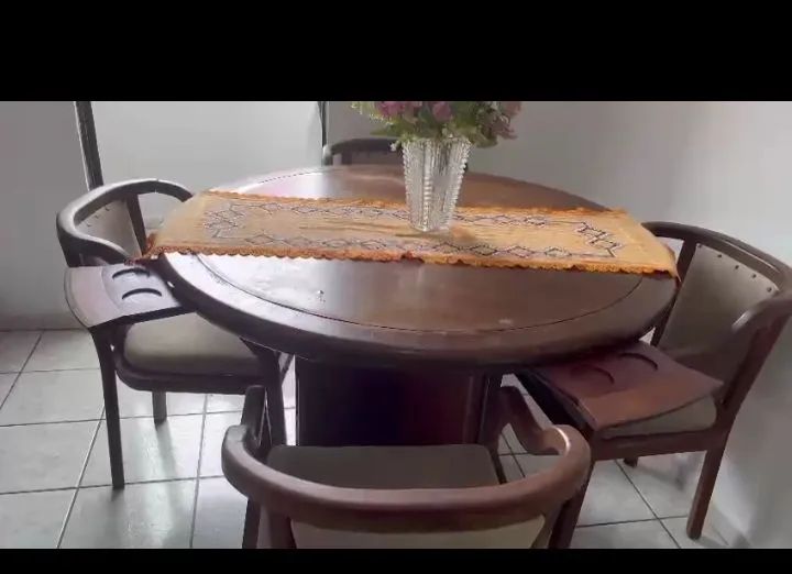Mesa de madeira com 4 cadeiras 