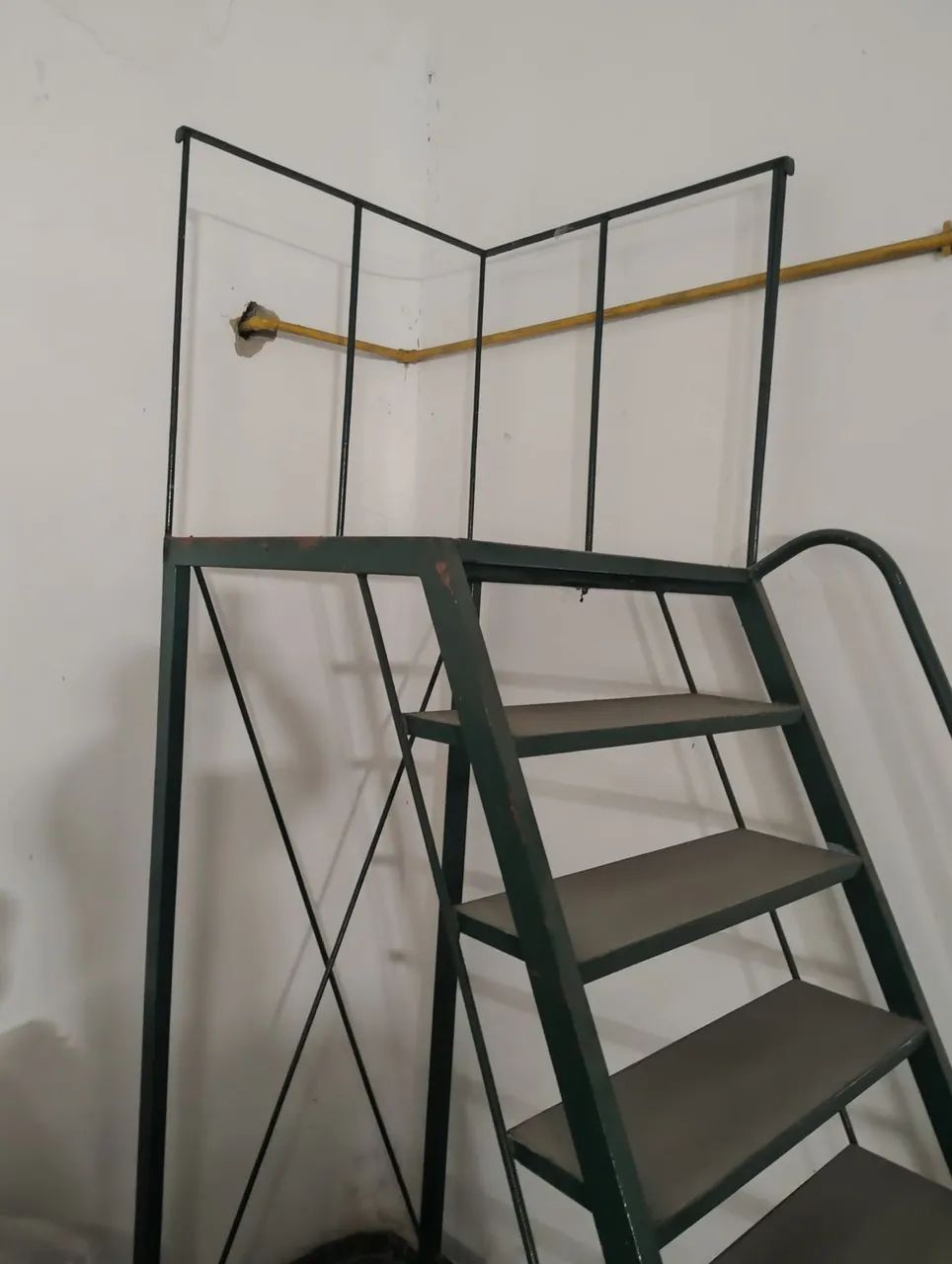 ESCADA C/PLATAFORMA DE FERRO  - Foto 2