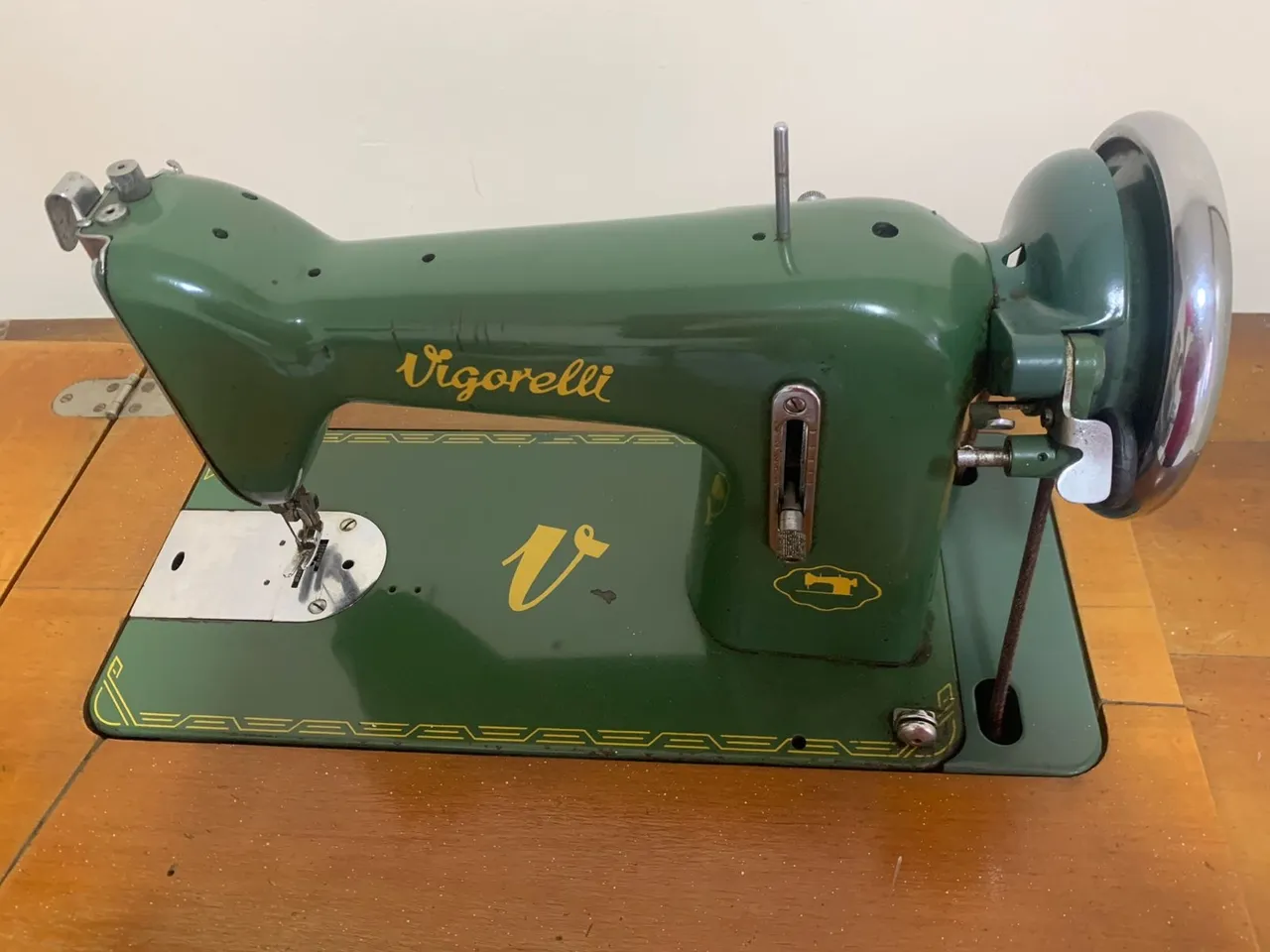 Máquina de Costura Vigorelli Antiga com gabinete em São Caetano do Sul