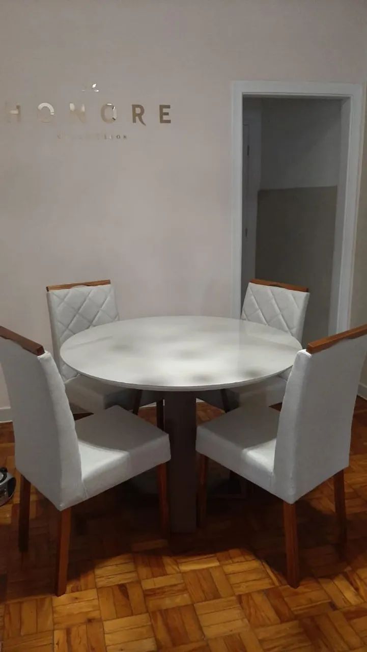 Mesa de jantar com 4 cadeiras