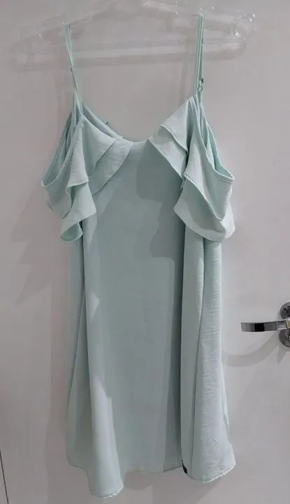 Vestido feminino verde claro com babados