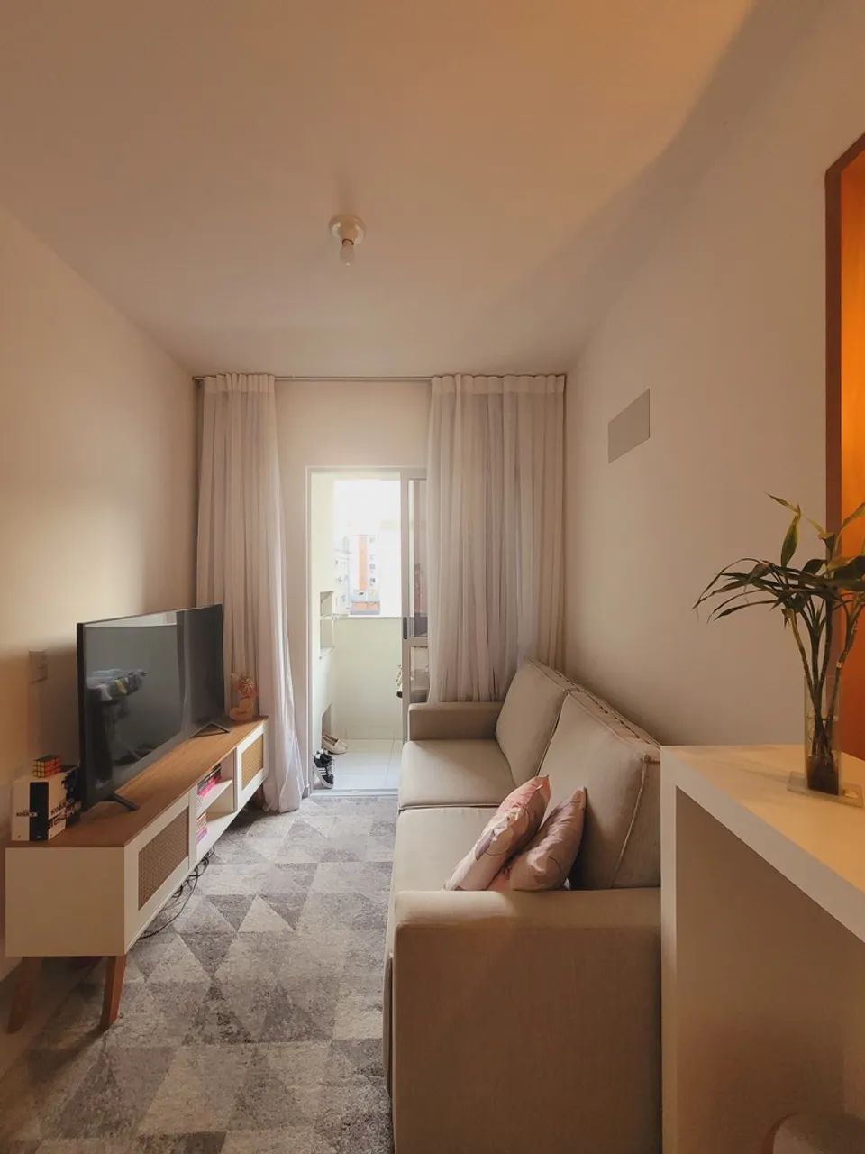 Apartamento 2 dormitórios, garagem coberta, hobby box e semi mobiliado - Foto 4