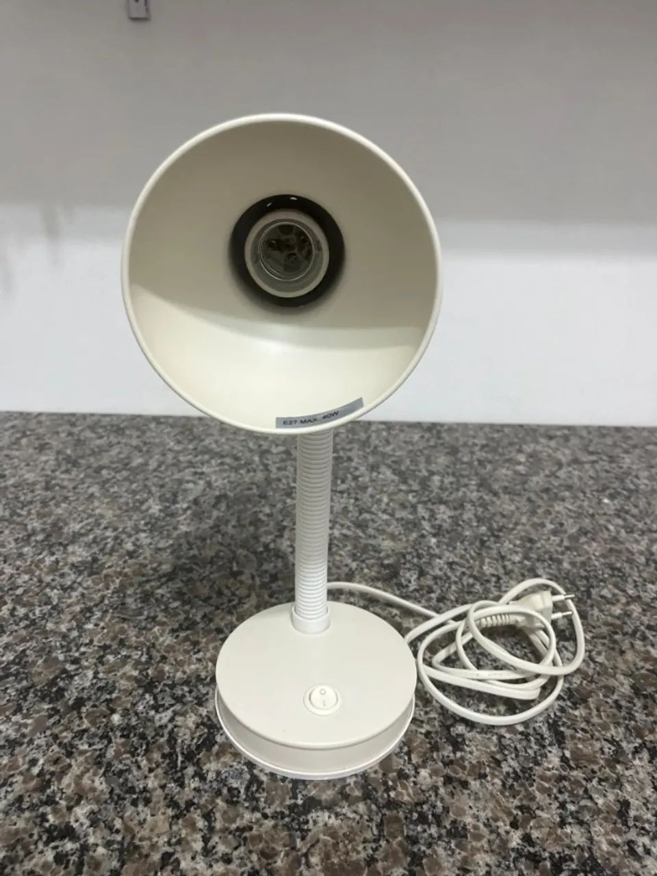 Luminária de Mesa Flexível Branca - Articulada e Funcional