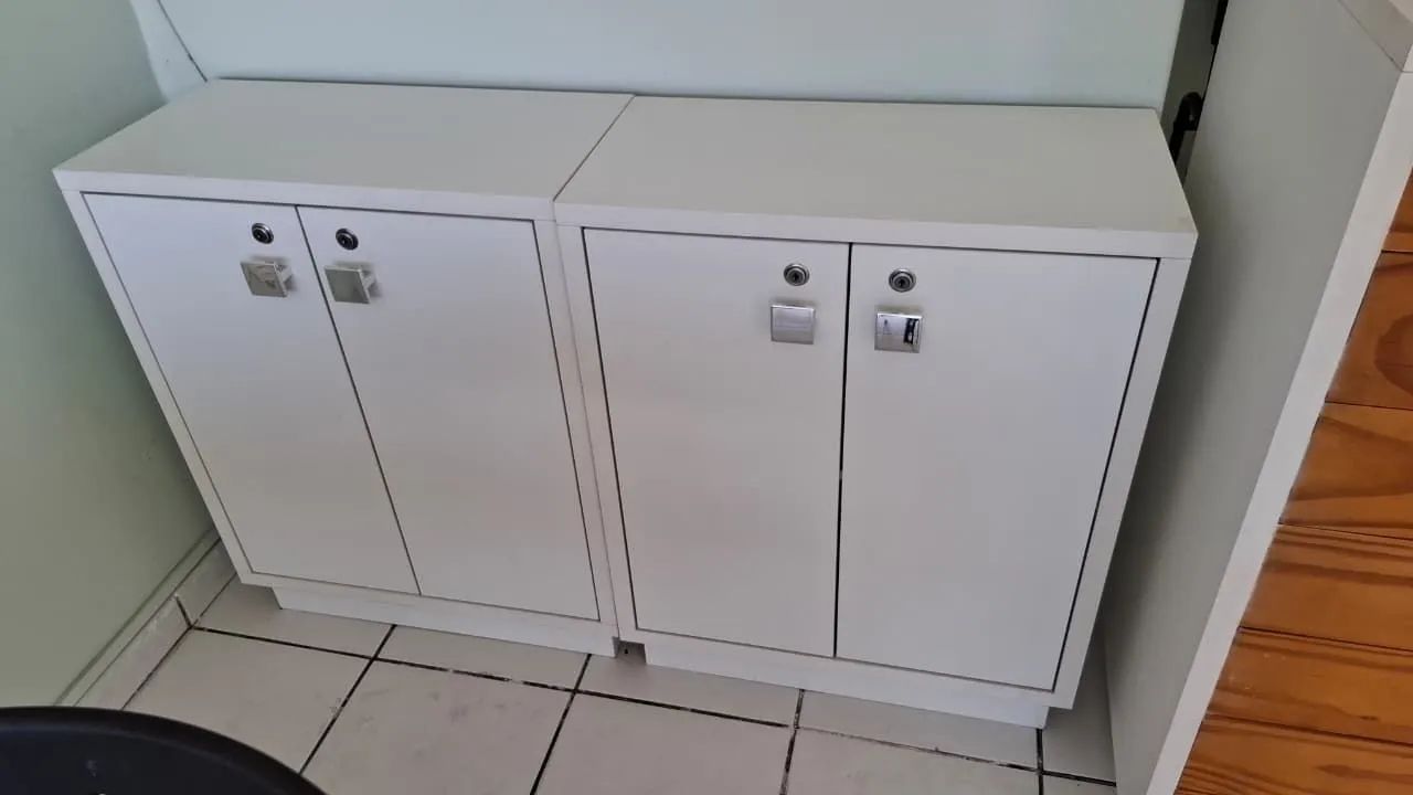 Armário com duas portas, chaves e divisória interna projetado em Mdf
