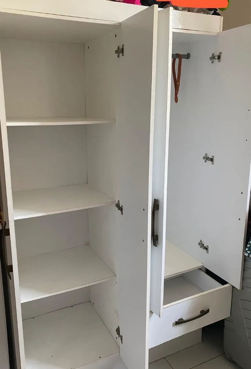 Guarda-Roupa Branco 4 Portas e 2 Gavetas - R$ 300 - Foto 2