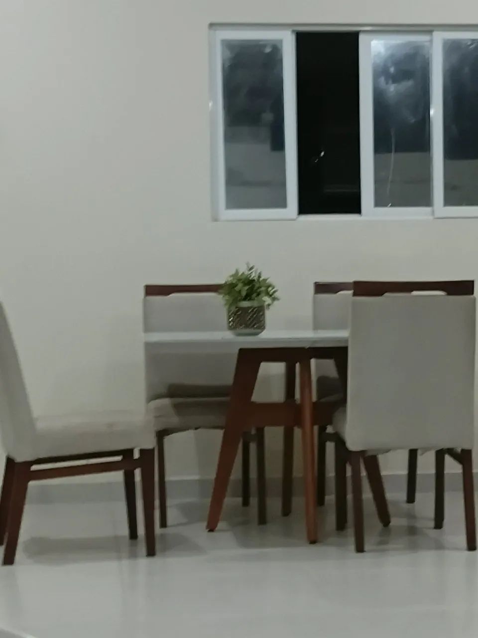 Mesa e cadeiras com pés de madeira 