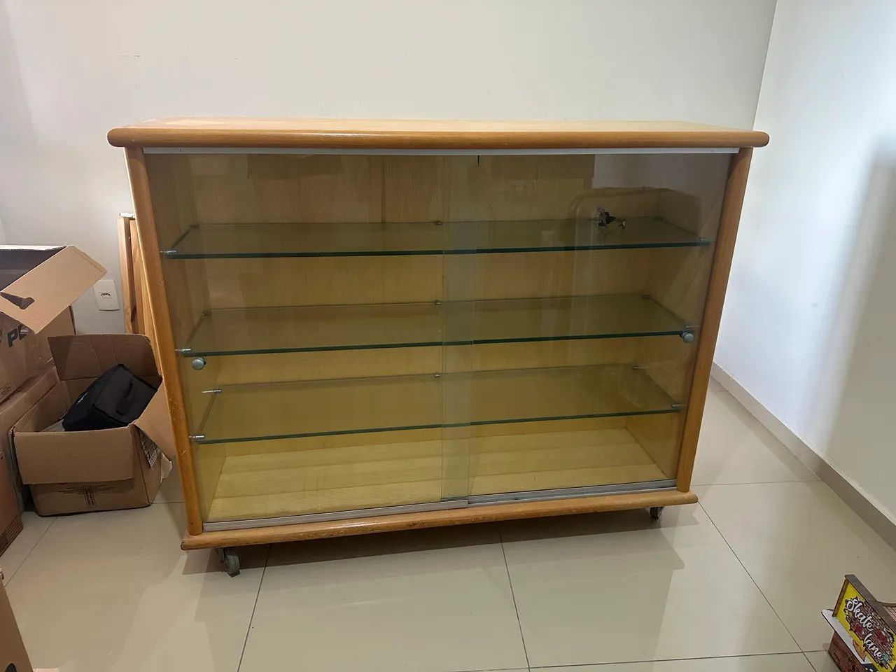 Vitrine Expositora de Madeira e Vidro com Rodízios - Ótimo Estado