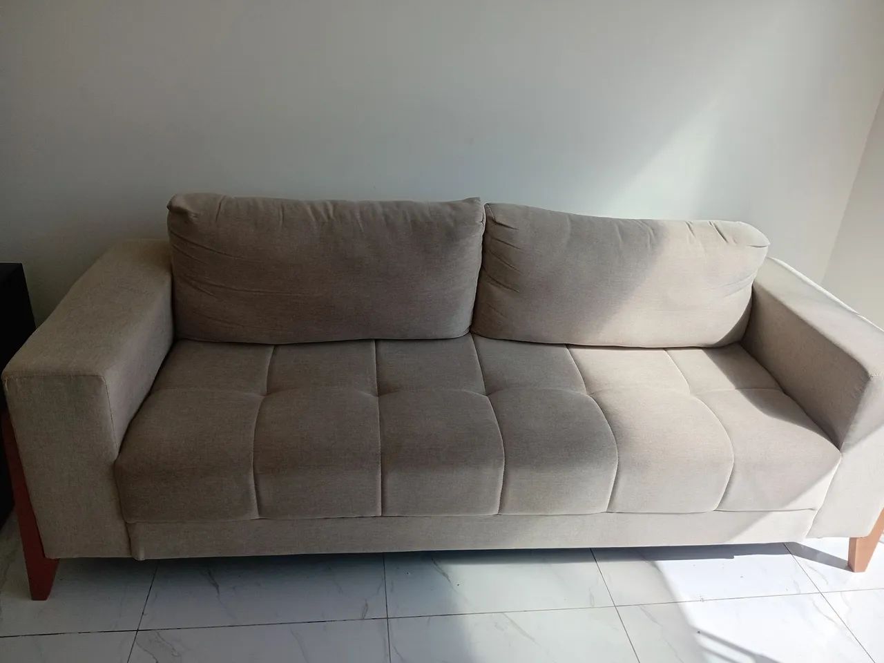 Vendo sofá de Linho Cru de 5 lugares e pés em madeira . - Foto 2