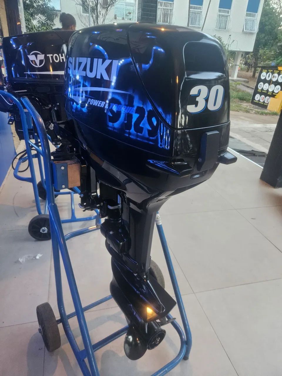 MOTOR DE POPA SUZUKI 30 ELETRICO COM COMANDO .