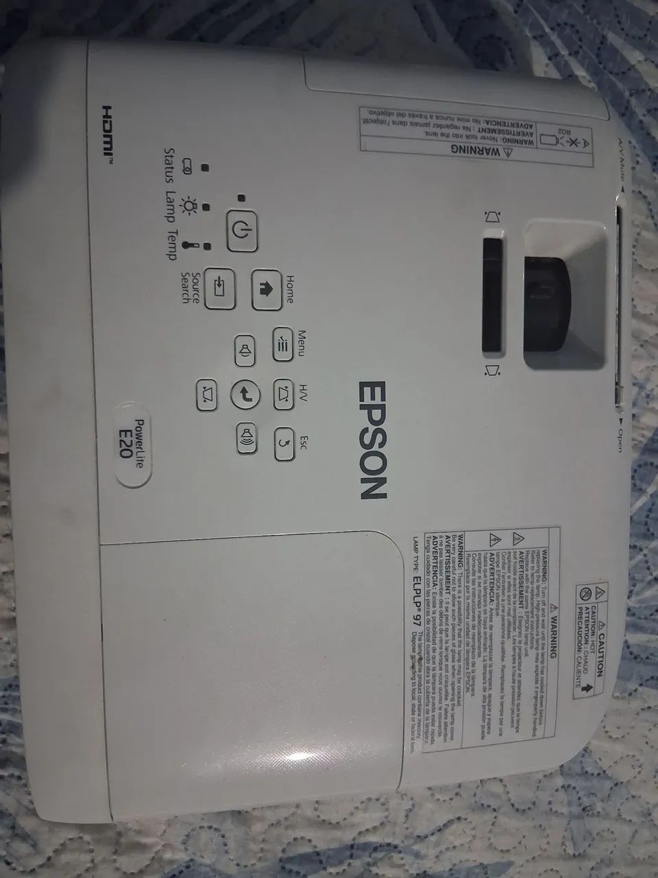 Vende-se um protetor data-show em estado de novo bem conservado com todos os seus assesori