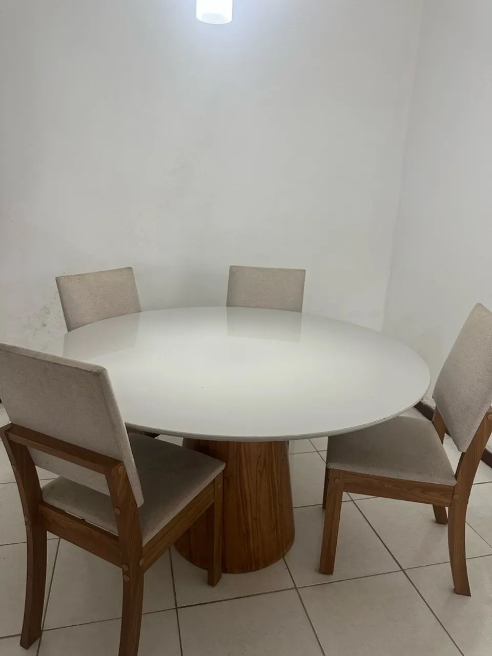 MESA COM TAMPO DE VIDRO COM 4 CADEIRAS 
