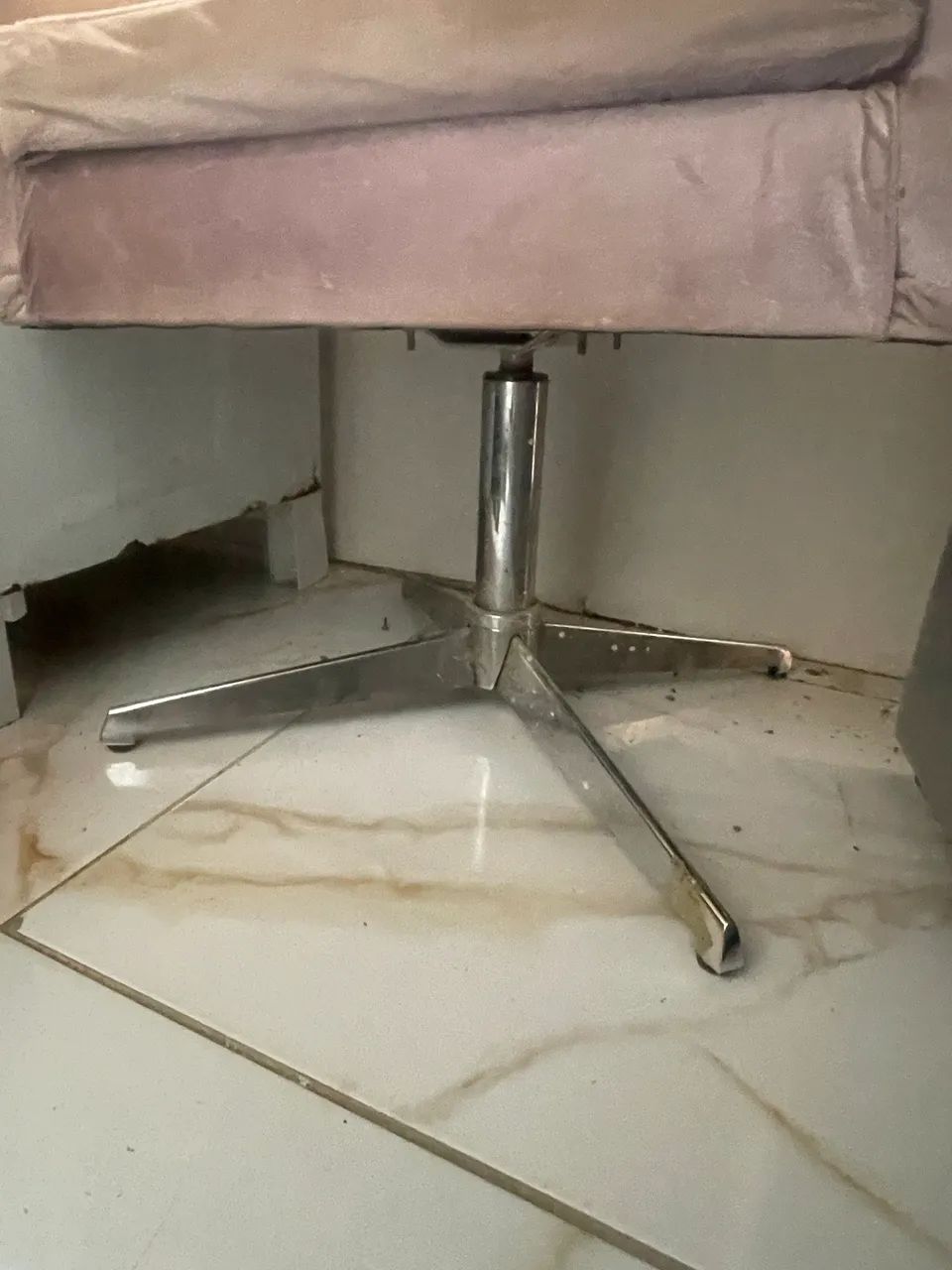 Poltrona com pés inox  - Foto 3