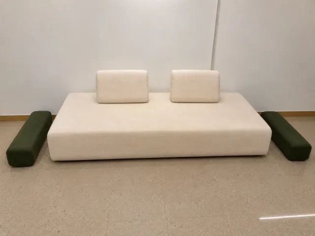 Vendo Sofá de Design 3 lugares com Puff - Excelente Estado - Foto 5