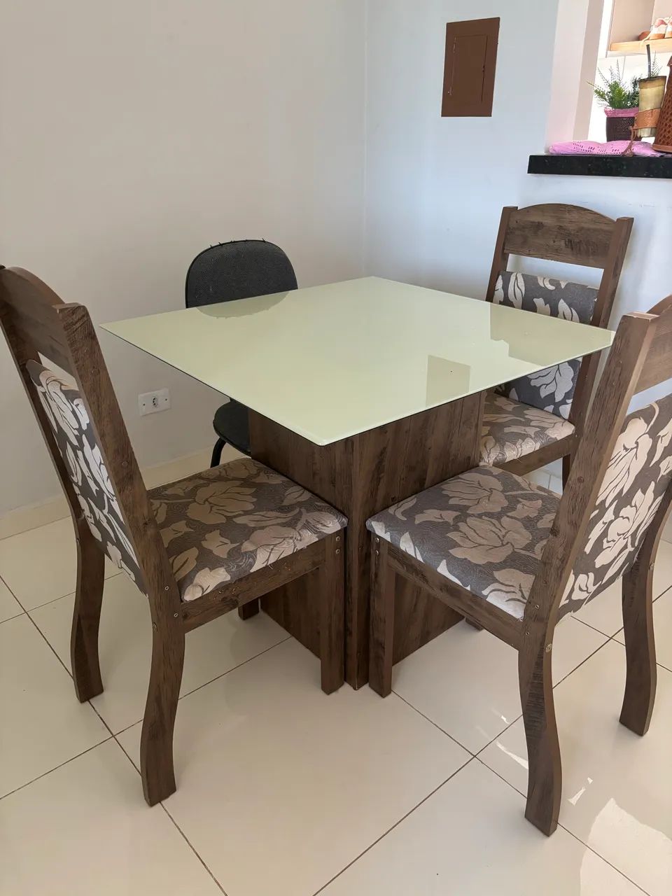 Mesa com 3 cadeiras
