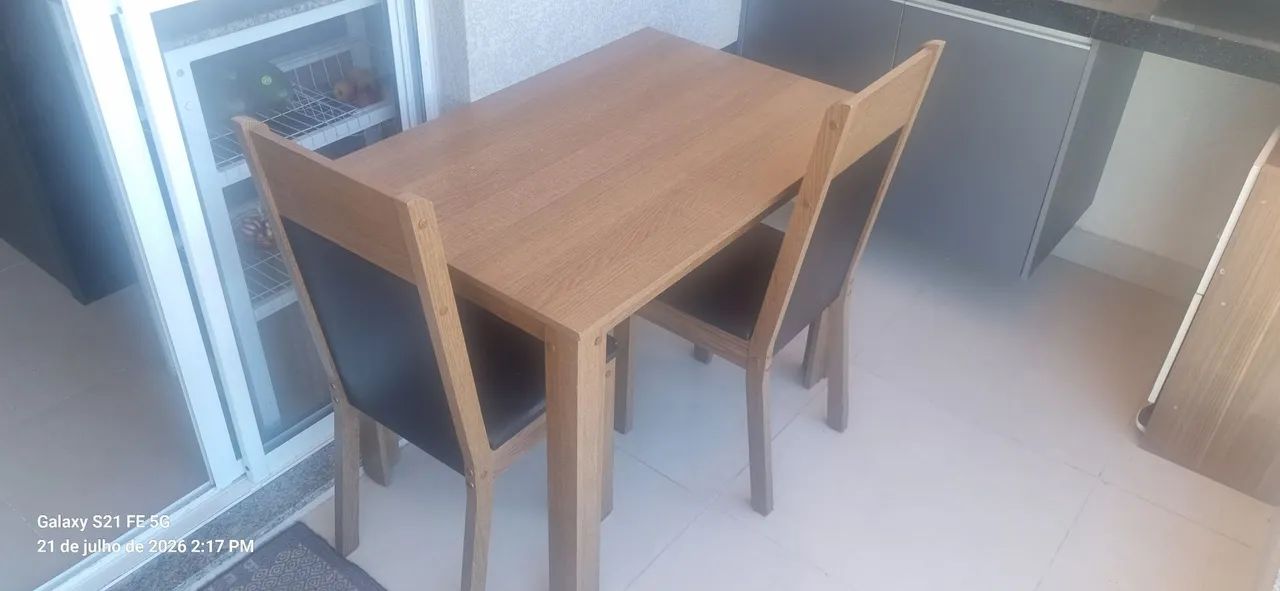Mesa madeira com 2 cadeiras