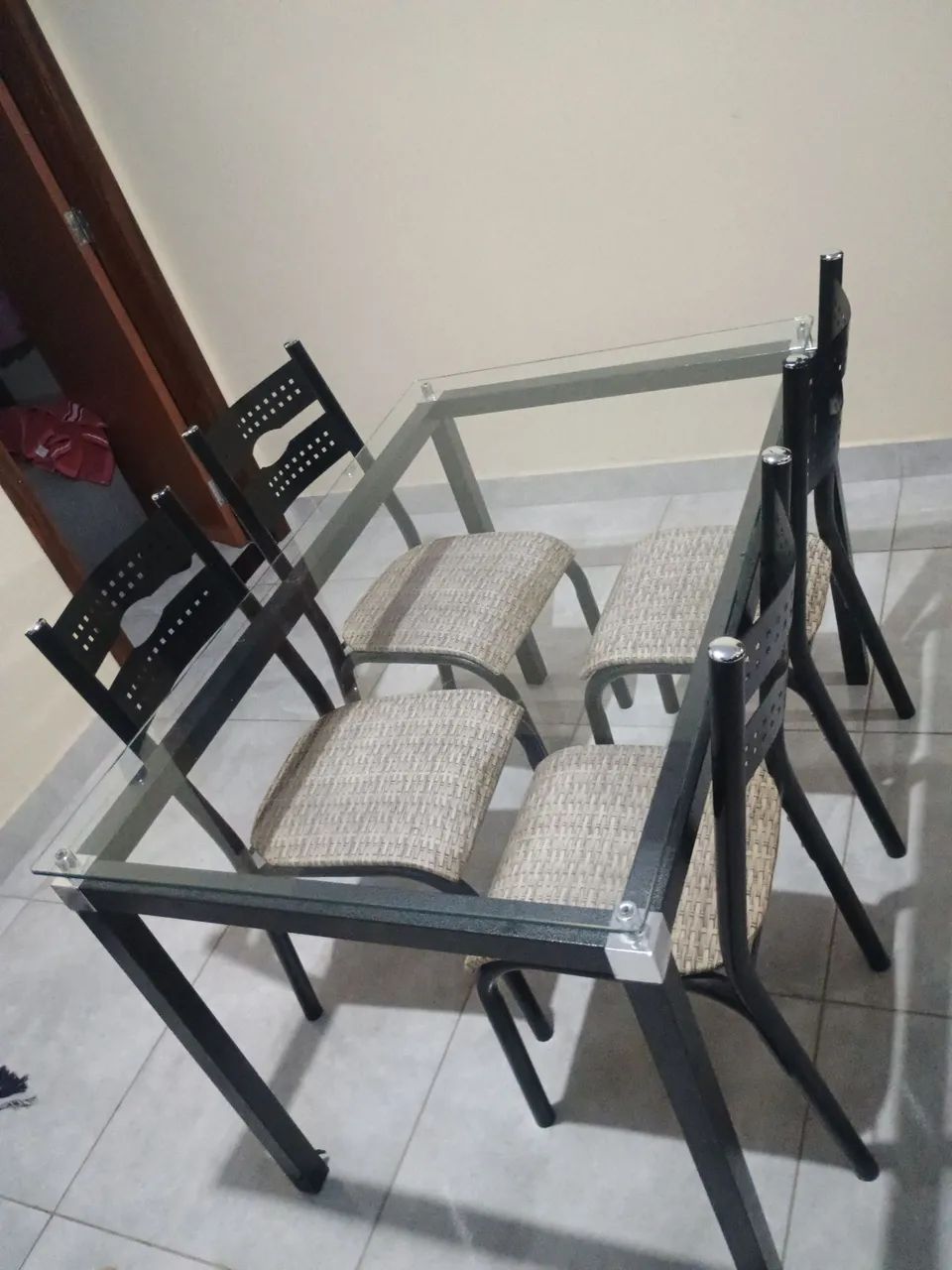 Mesa de 4 cadeiras de vidro. - Foto 2