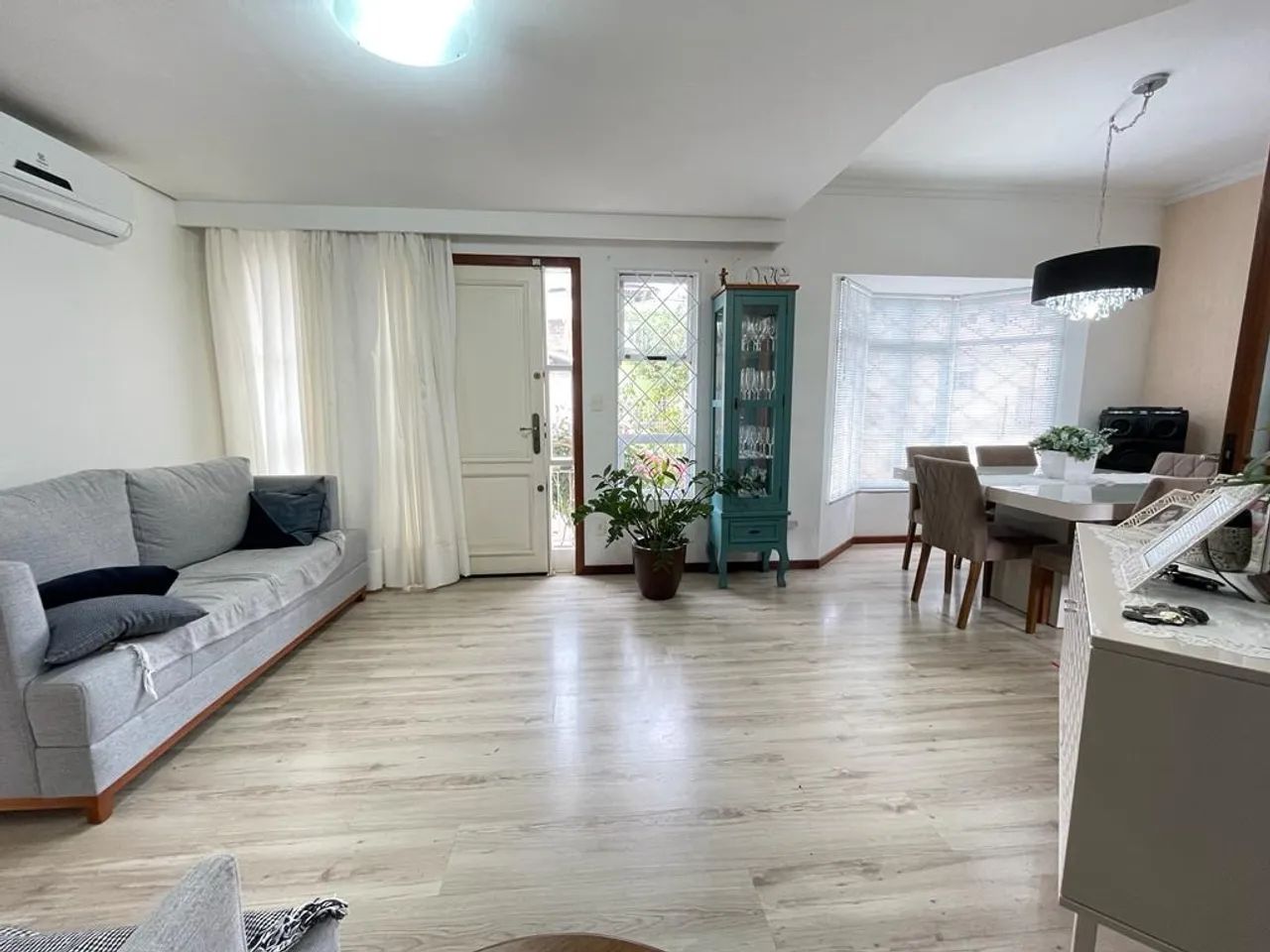 Casa Triplex com 4 dormitórios 1 suíte, 2 vagas cobertas no Bairro Estreito/Florianópolis