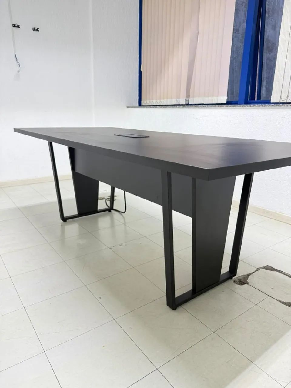 Mesa de reunião / trabalho com tomada