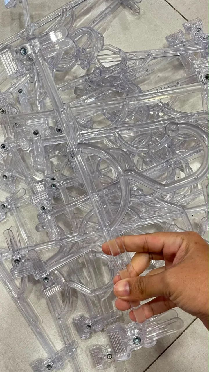 Cabide de acrílico com presilhas 