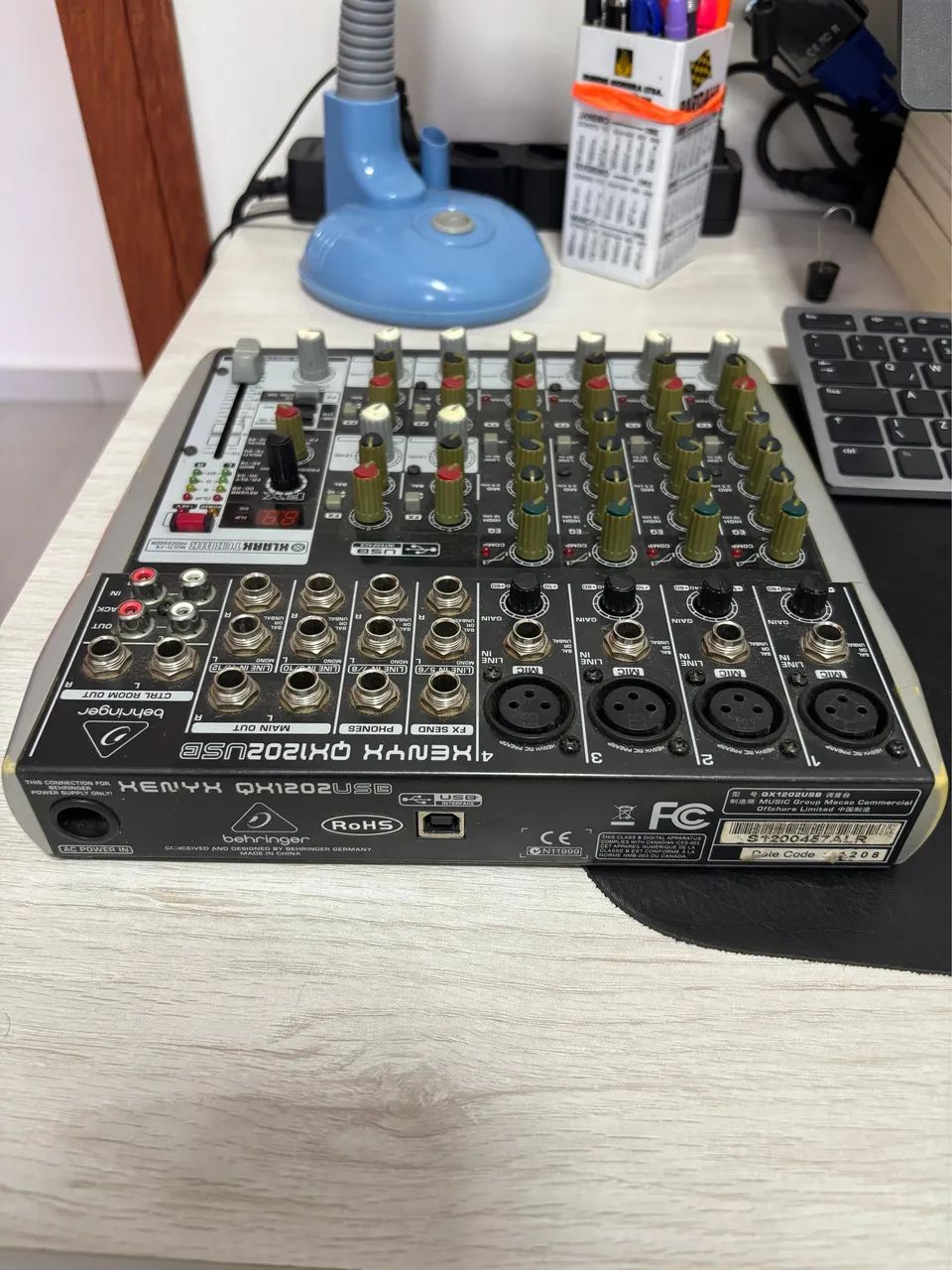 Mesa de Som Behringer Xenyx QX1202USB ? 12 Canais com Efeitos