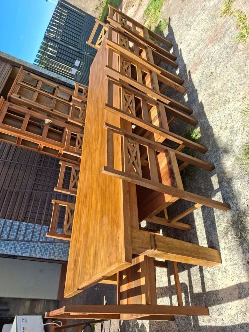 Mesa de madeira maciça com 12 cadeiras - Foto 4