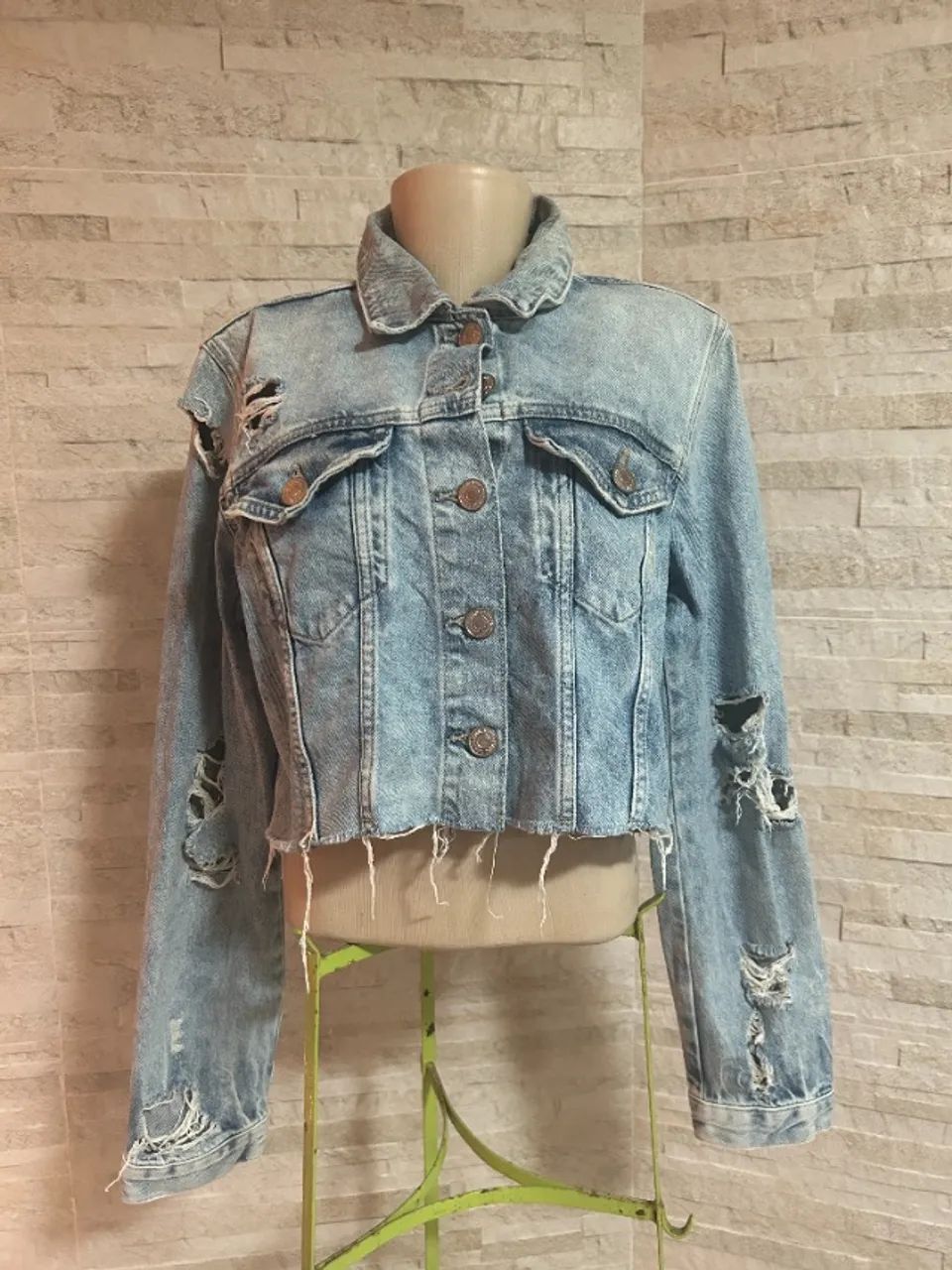 Jaqueta Jeans Cropped Destroyed Forever 21 - Tam M (Importada)