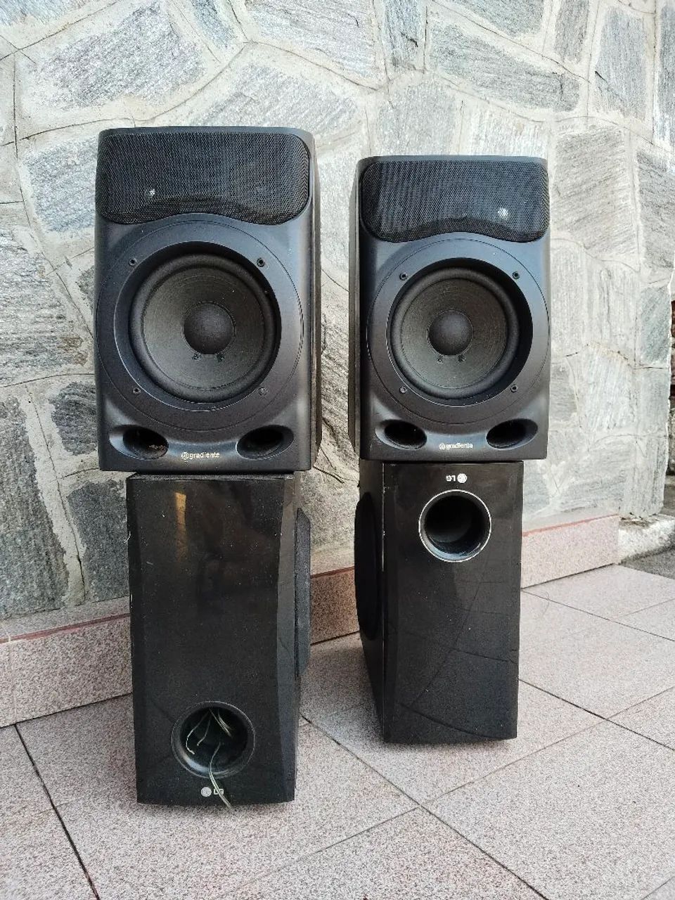 Par de Caixas de Subwoofer LG