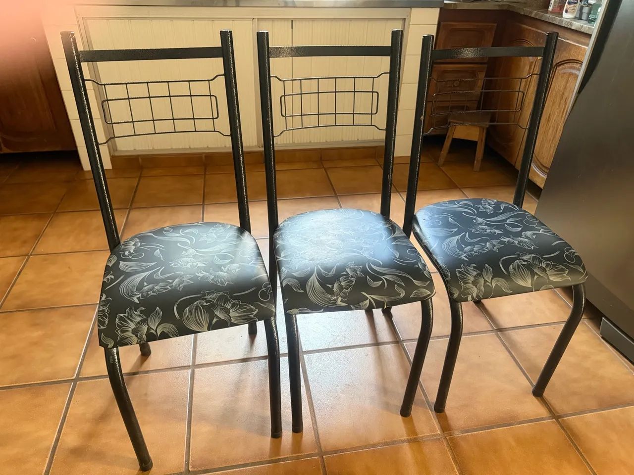 Vendo mesa 4 lugares com avarias - Foto 4