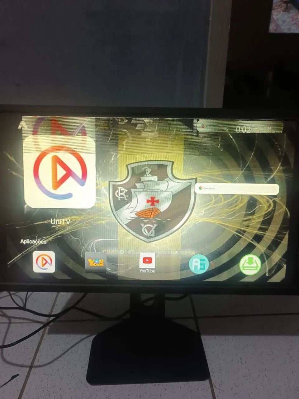 Monitor com tela piscando entrada HDMI e display 