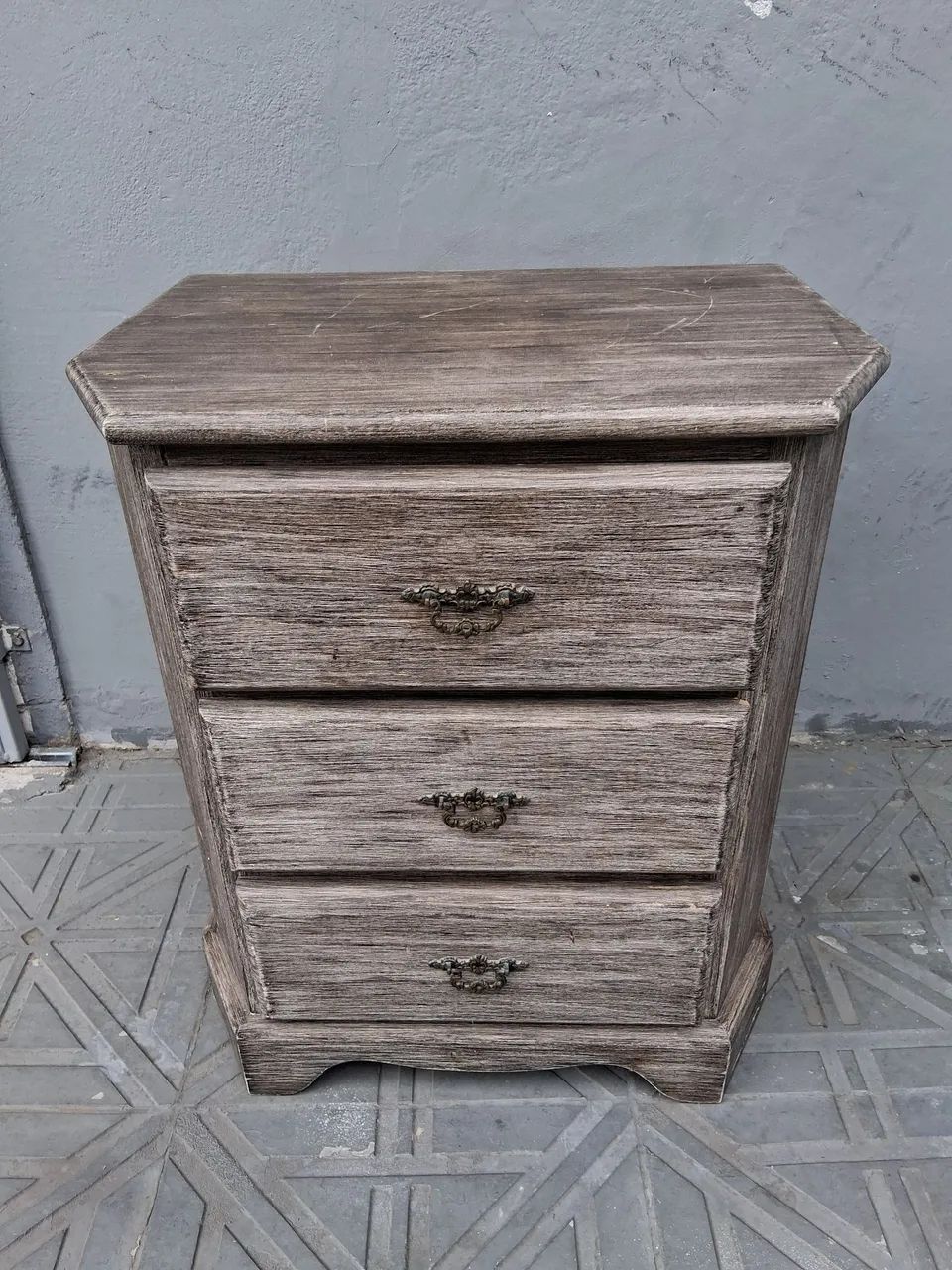 Armário de cabeceira com 3 gavetas 