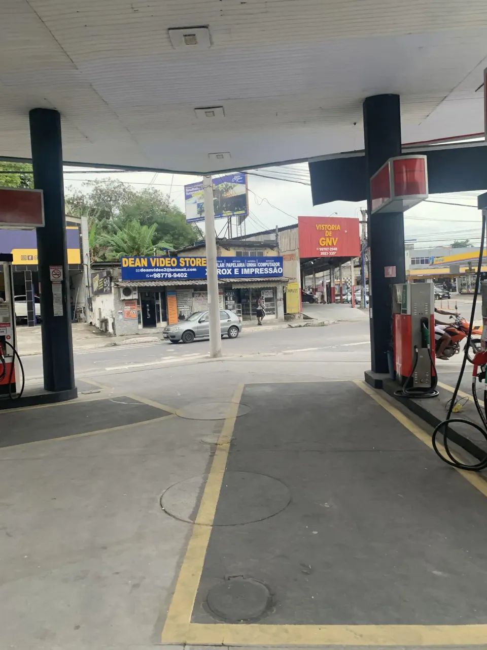 Prédio comercial com instalações para posto de combustível - São Gonçalo-RJ
