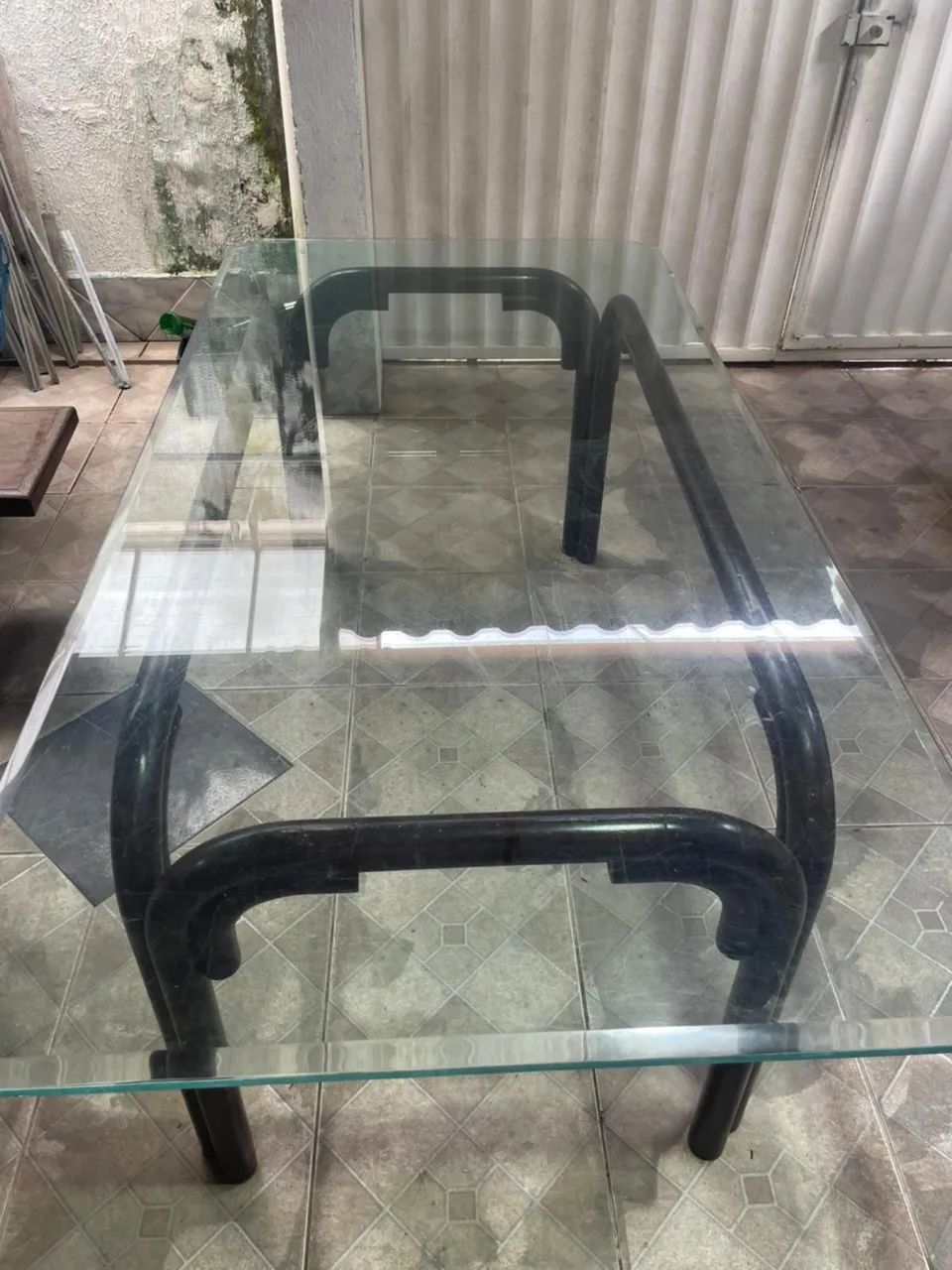 Mesa de vidro com pés de madeira com 6 cadeiras  - Foto 2