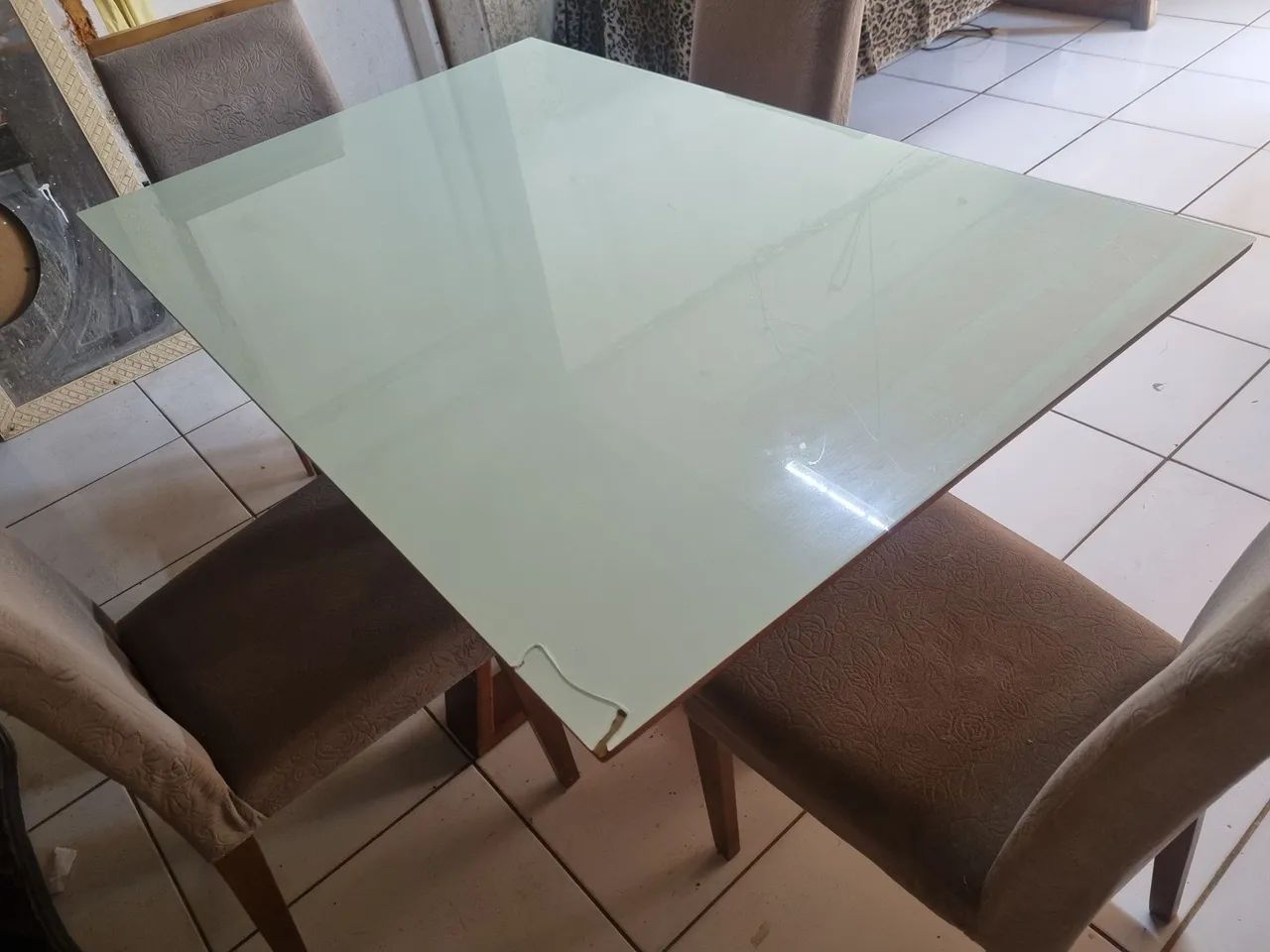 Mesa tampo de vidro com 4 cadeiras 