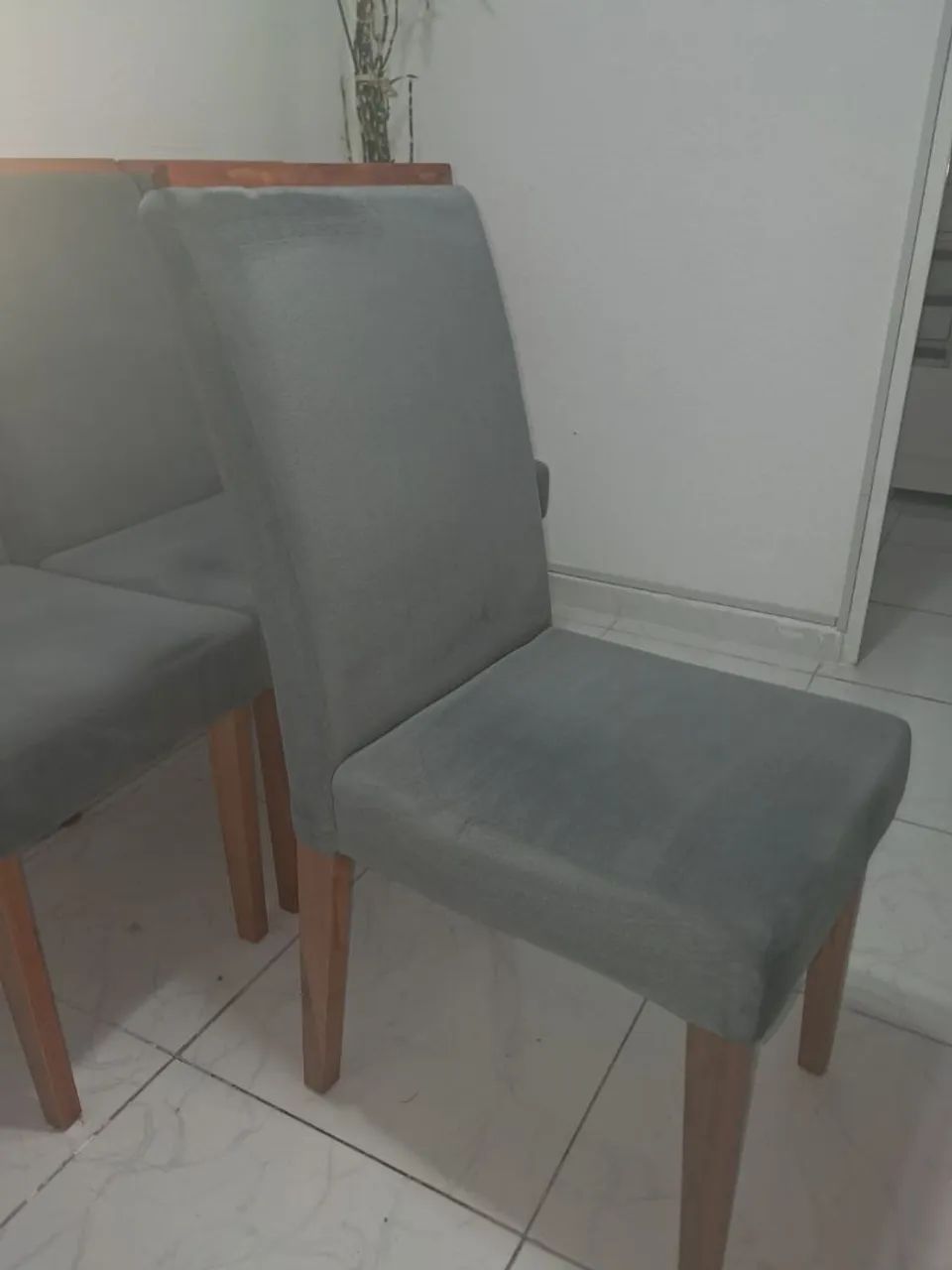 4 cadeiras na cor cinza escuro - Foto 2