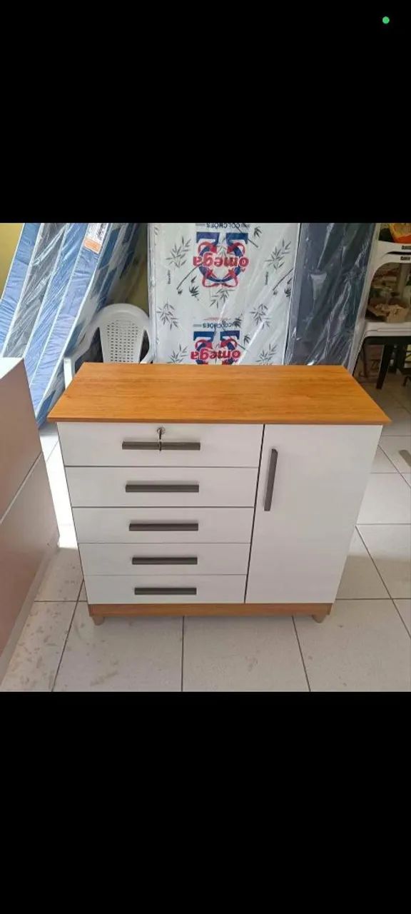 Cômoda com 5 gavetas e porta