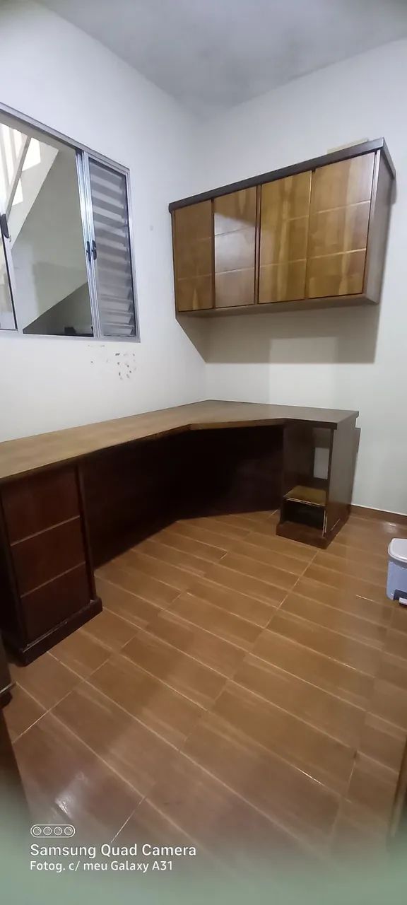 Mesa de escritório com armário suspenso