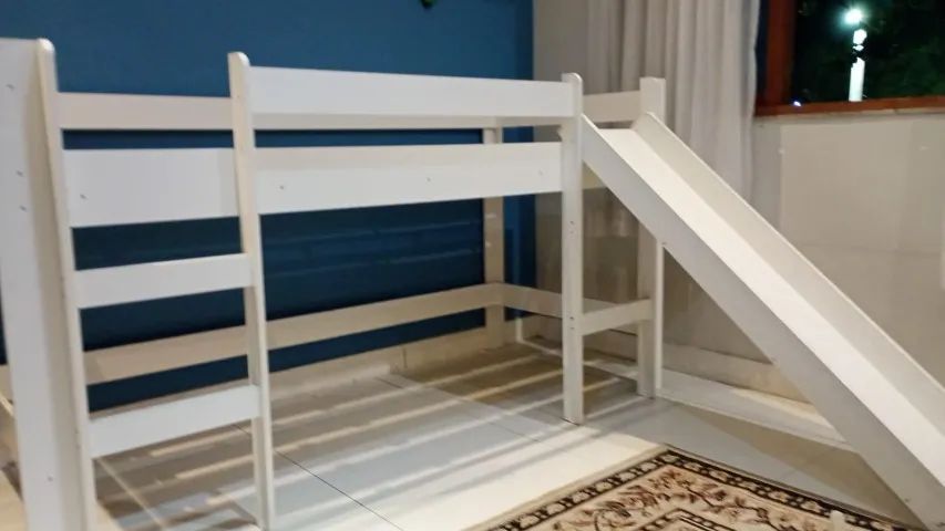 Cama Infantil Elevada com Escorregador Branco