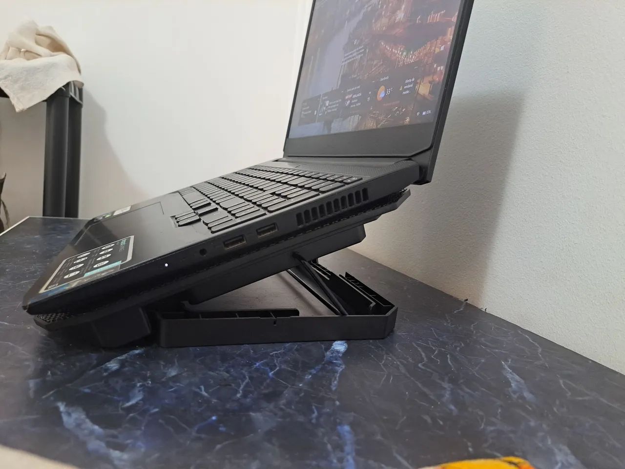 Vendo notebook gamer, Com memória extra de 8gb de Ram,  e com suporte de apoio. - Foto 4