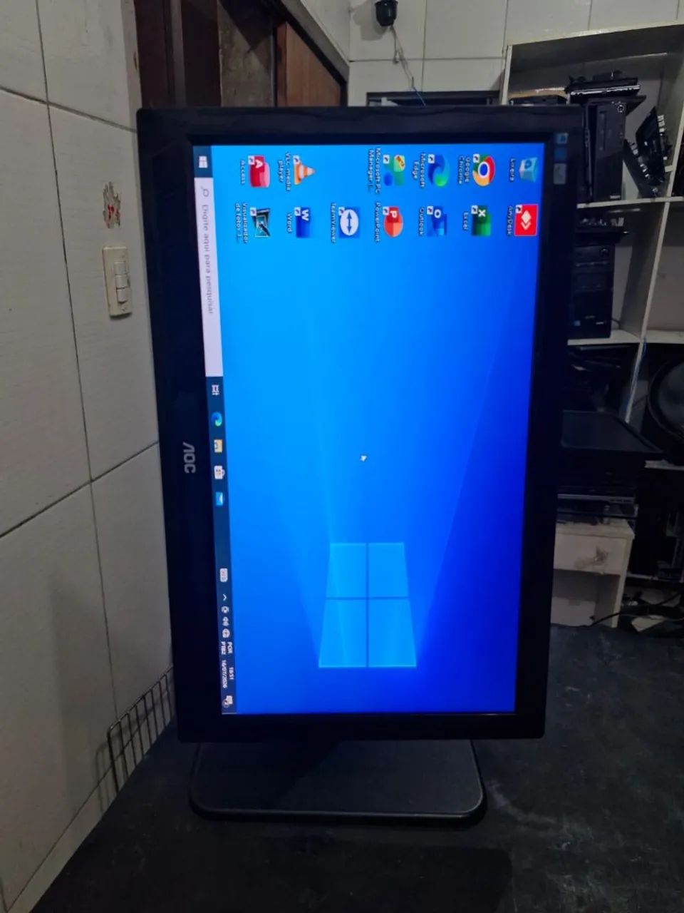Monitor AOC com pé giratório de 19 polegadas  - Foto 2