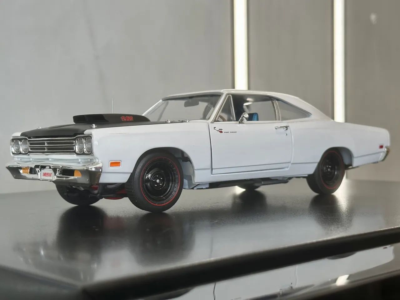 Miniatura Plymouth Road Runner Auto World 1:18 - Foto 2
