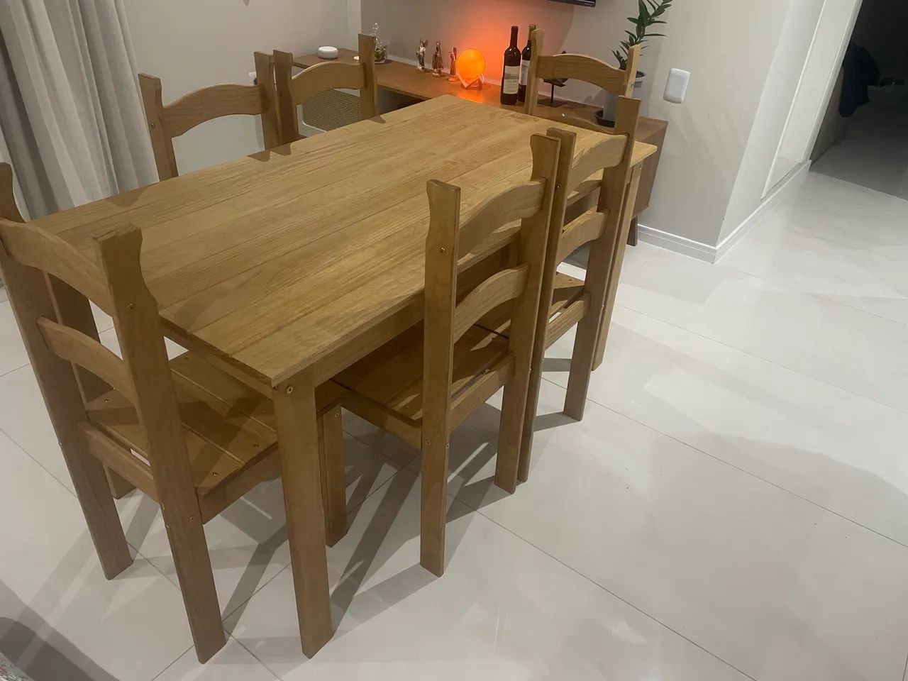 Mesa e cadeiras