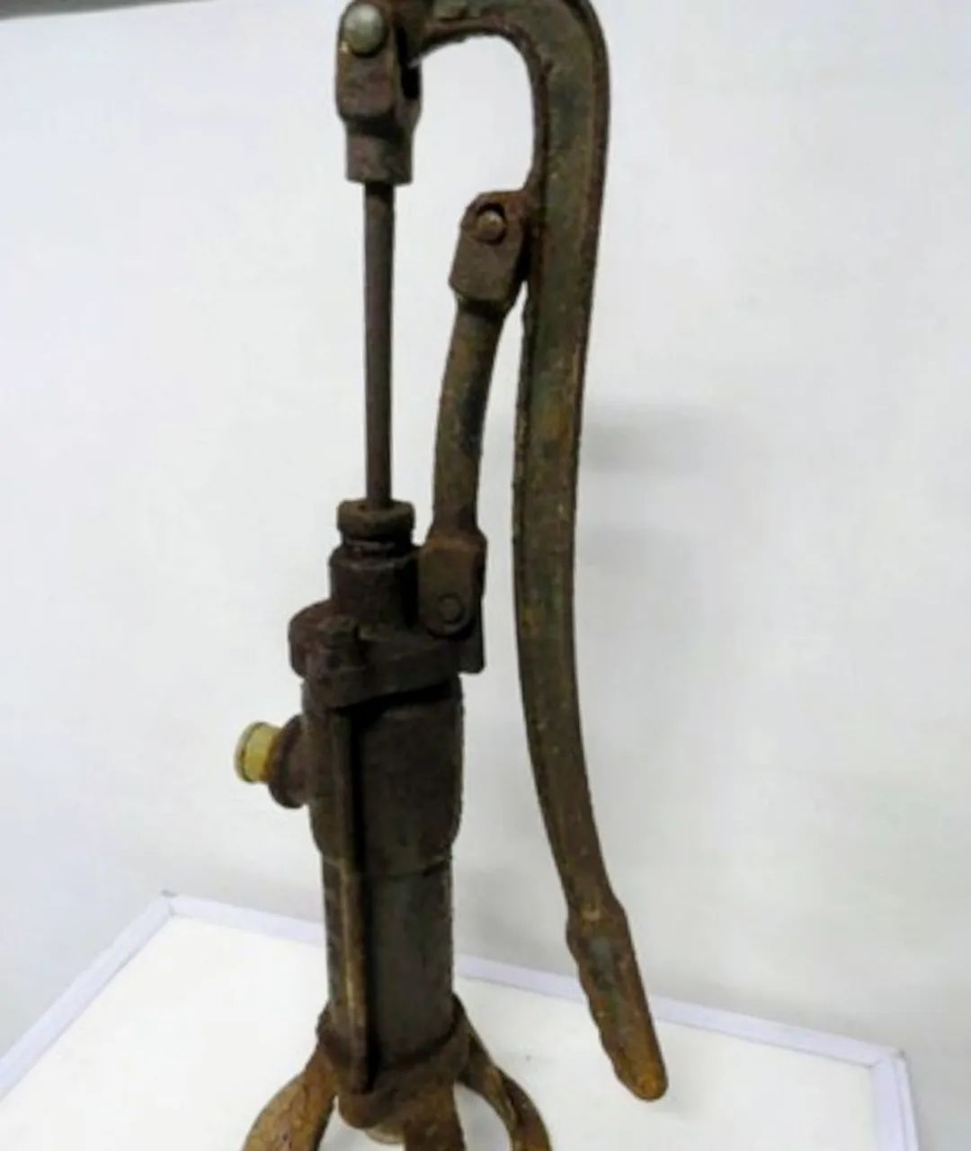 Bomba d'água antiga de ferro  - Foto 2