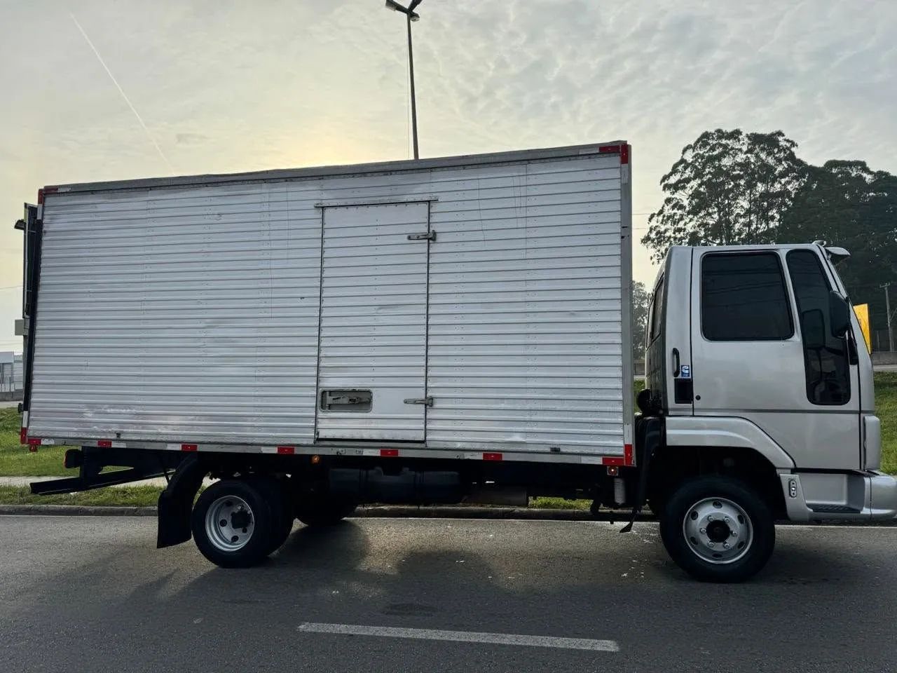 Ford Cargo 815 Baú 2010 - Foto 2