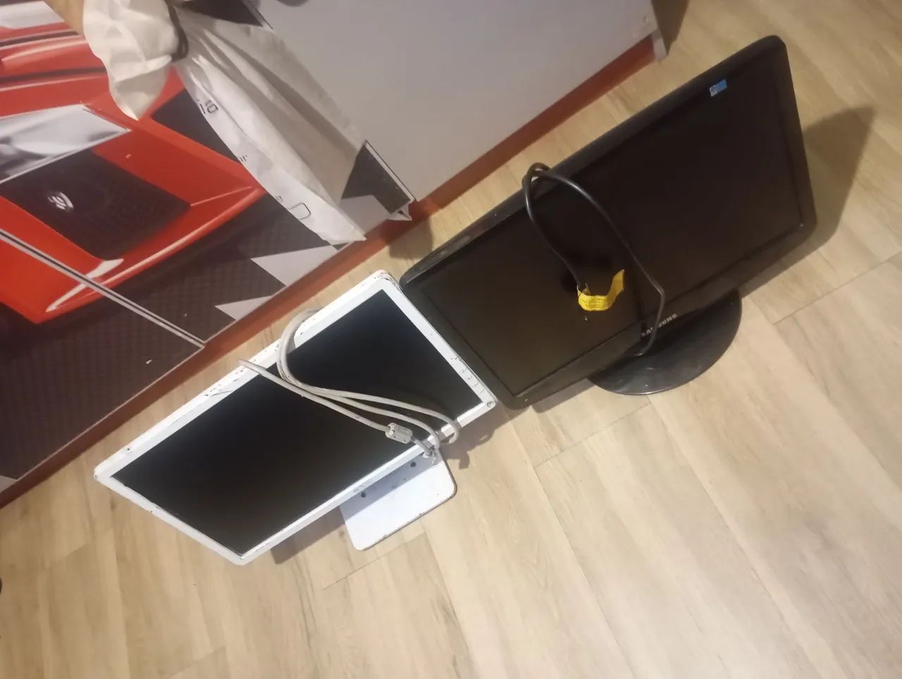 monitores Samsung e Dell. 