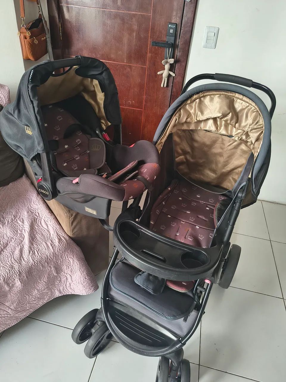 Carrinho de bebê com bebê conforto  - Foto 2